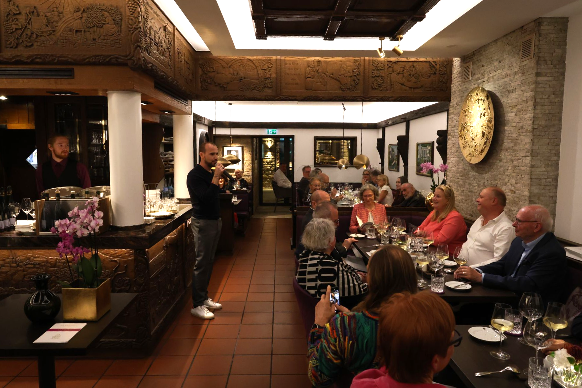 Ein Mann trägt ein Tablett mit Champagnergläsern