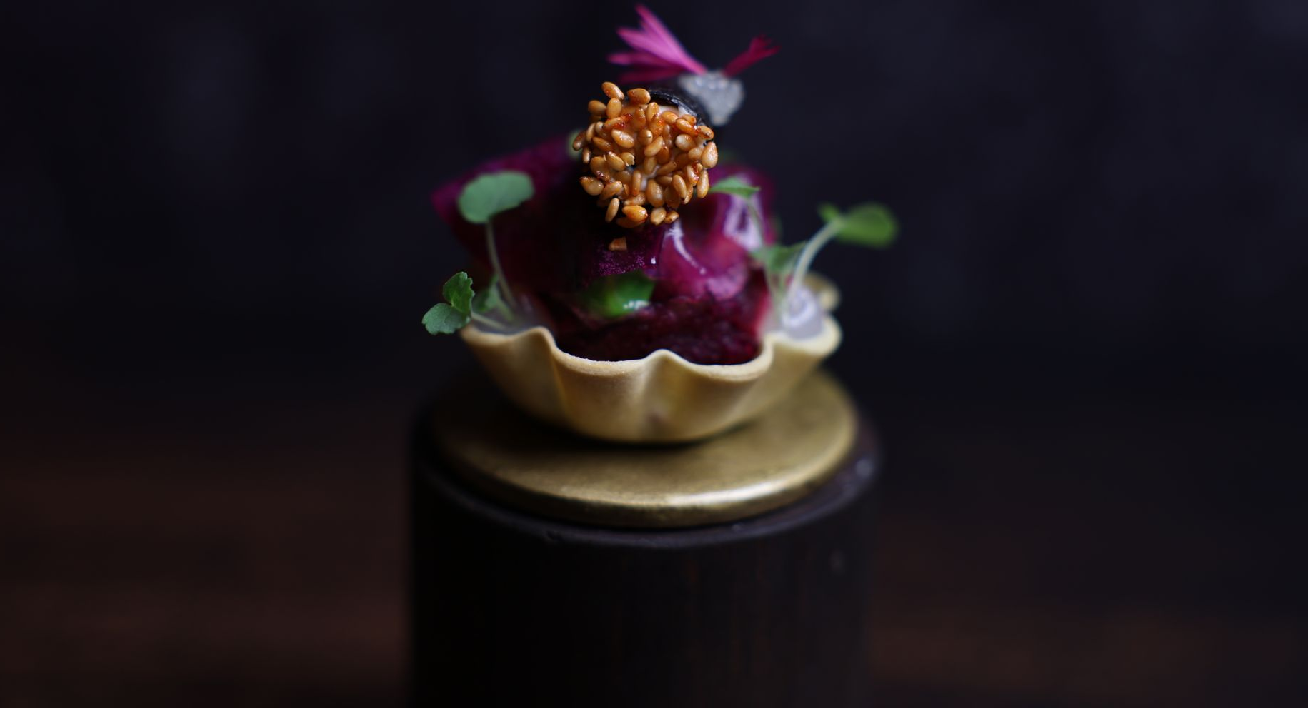 Ein weißer Teller mit einem Stück Fleisch darauf