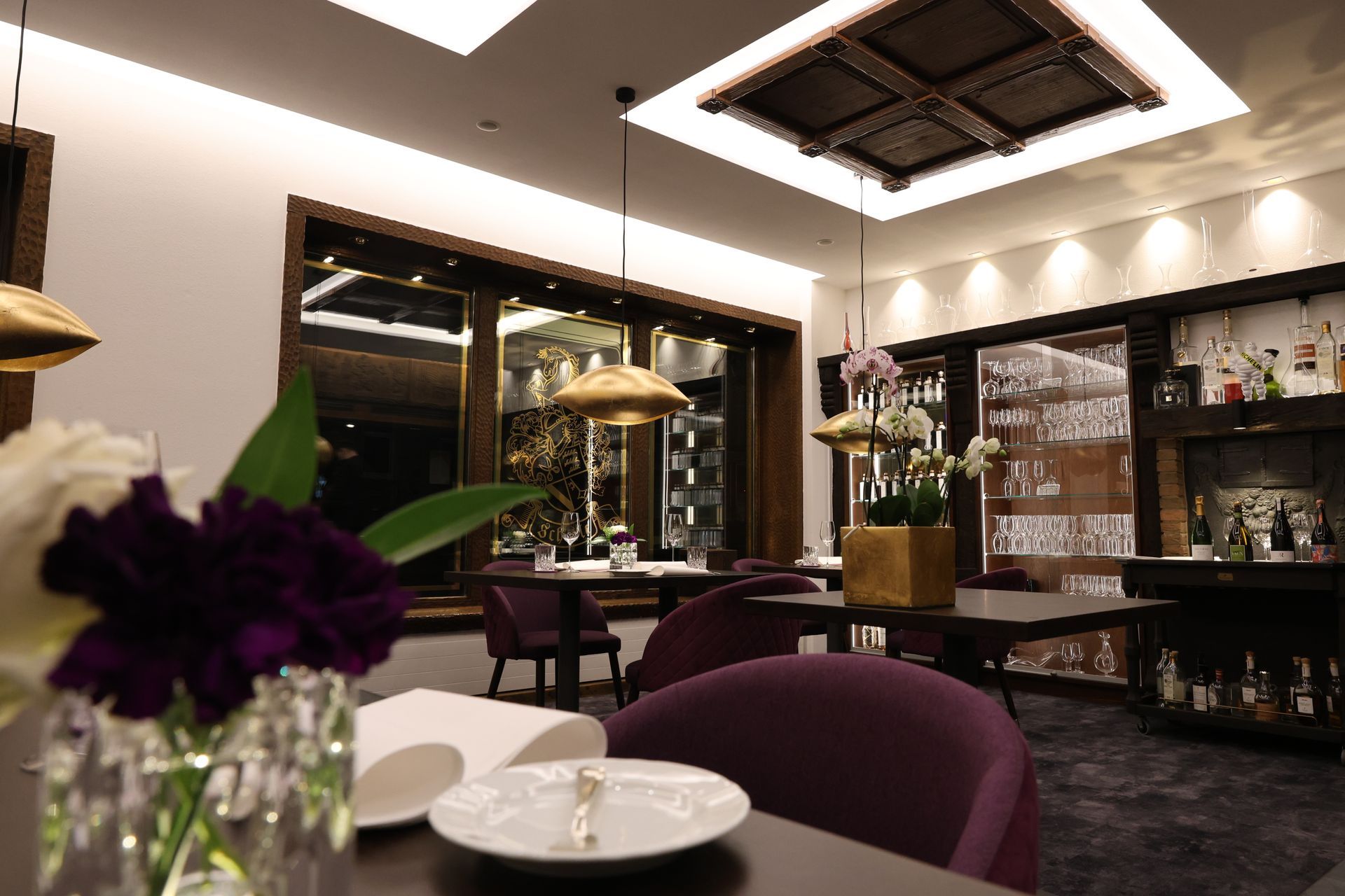 Ein Restaurant voller Tische und Stühle mit Tellern und Gläsern darauf