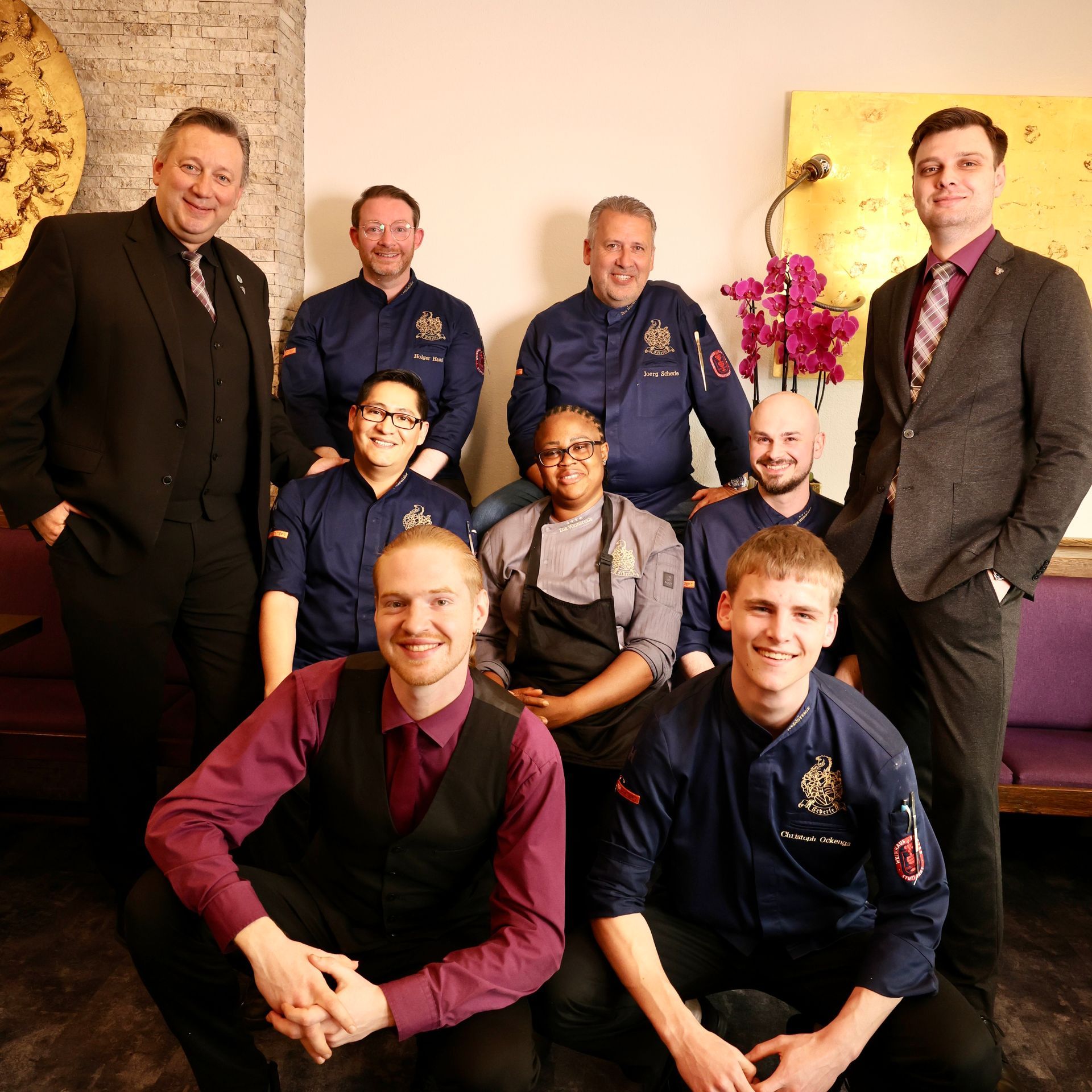 Eine Gruppe von Männern, die für ein Foto posieren, wobei ein Mann den Daumen hoch zeigt