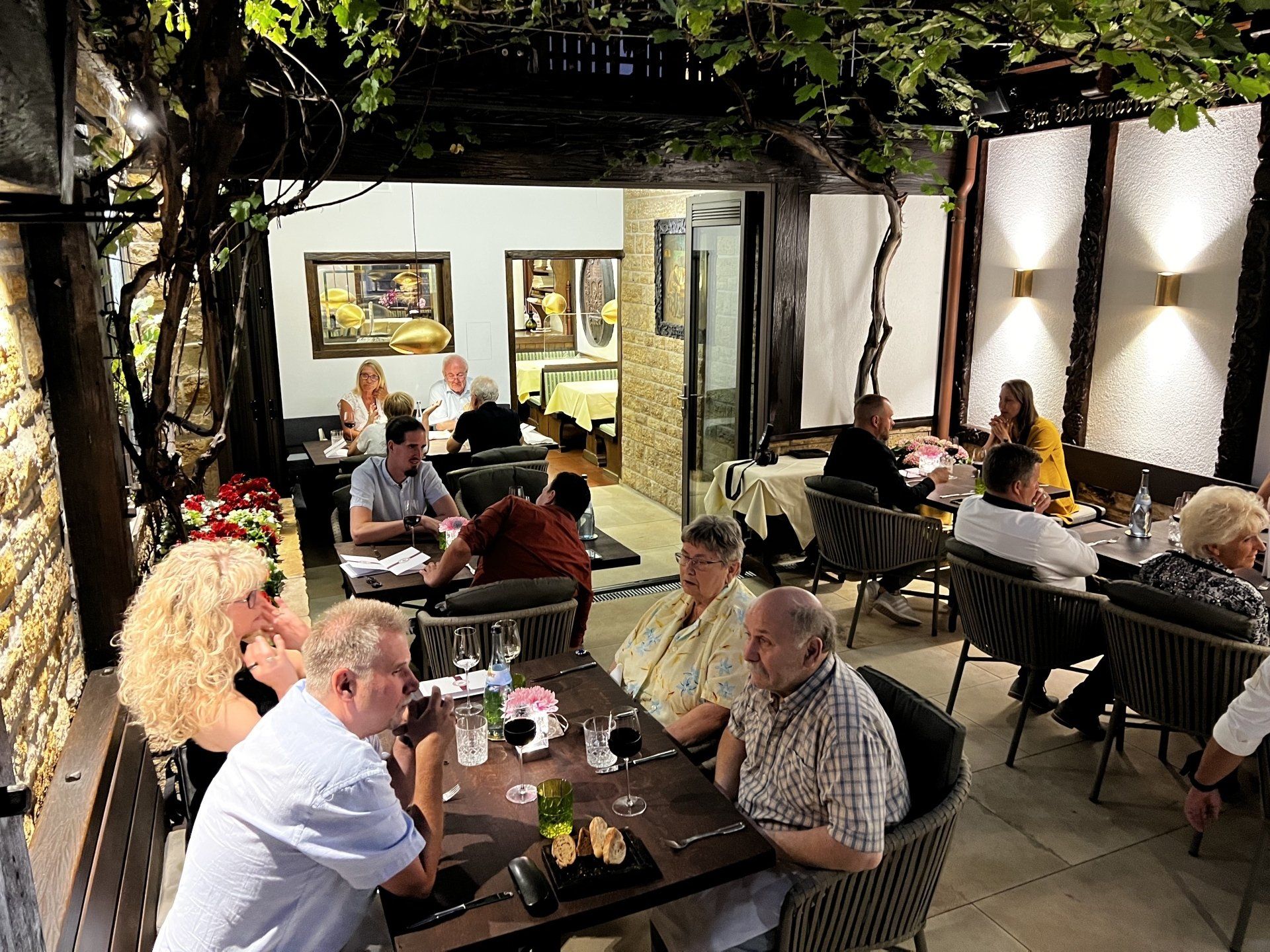 Eine Gruppe von Menschen sitzt an Tischen in einem Restaurant