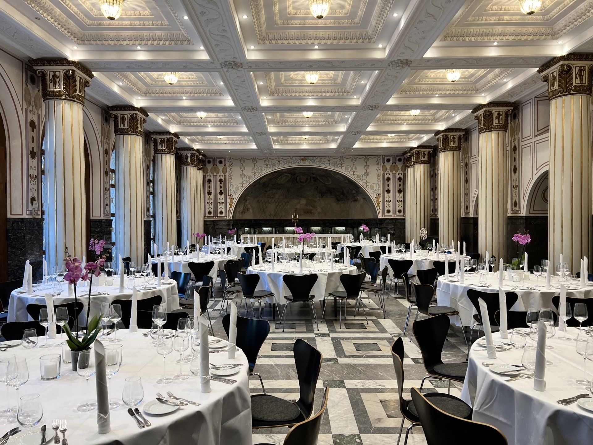 Ein großer Raum mit Tischen und Stühlen für ein Bankett