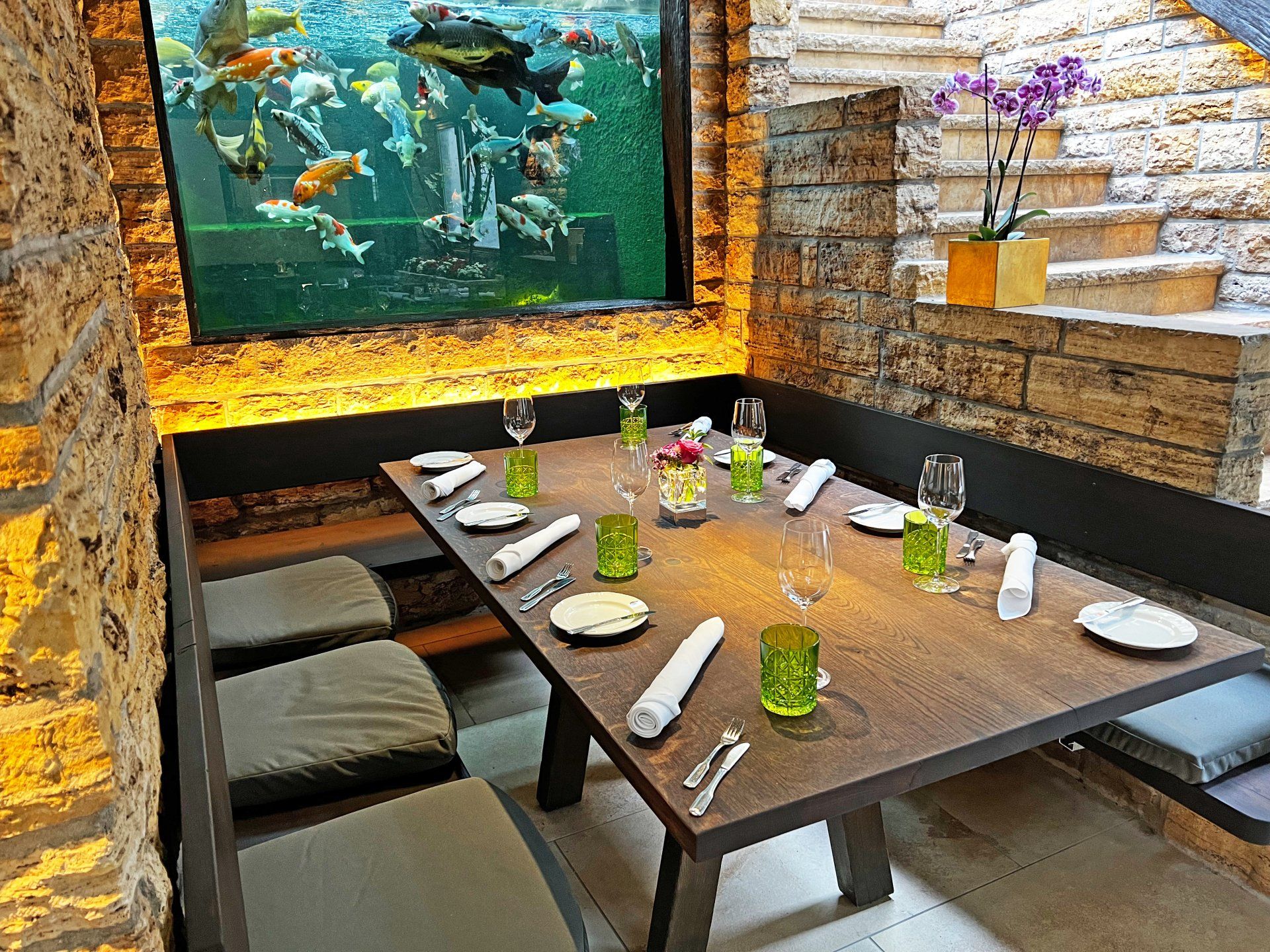 Ein Restaurant mit einem großen Aquarium im Hintergrund