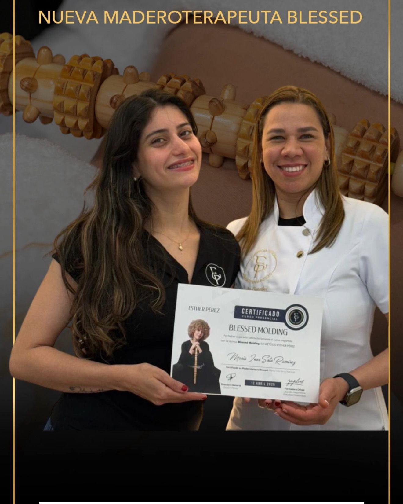 Dos mujeres sonriendo, sosteniendo un certificado, herramientas de masaje de madera en el fondo.