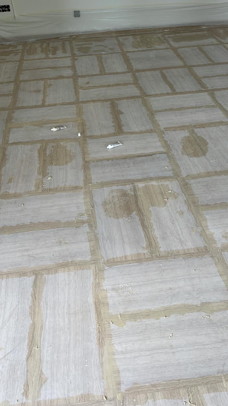 Un primer plano de un suelo de baldosas en una habitación.