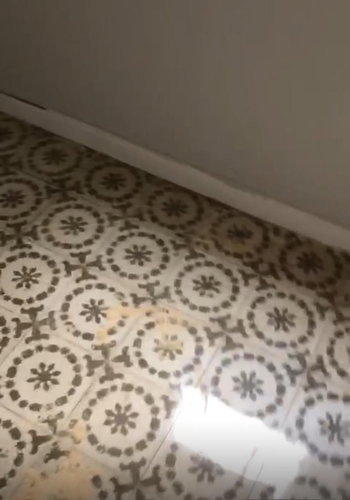Un primer plano de un suelo de baldosas con un patrón.
