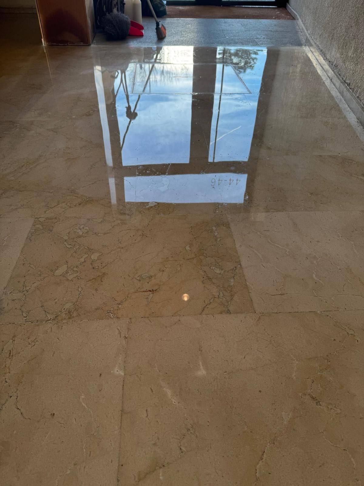 Un suelo de mármol con el reflejo de una ventana.