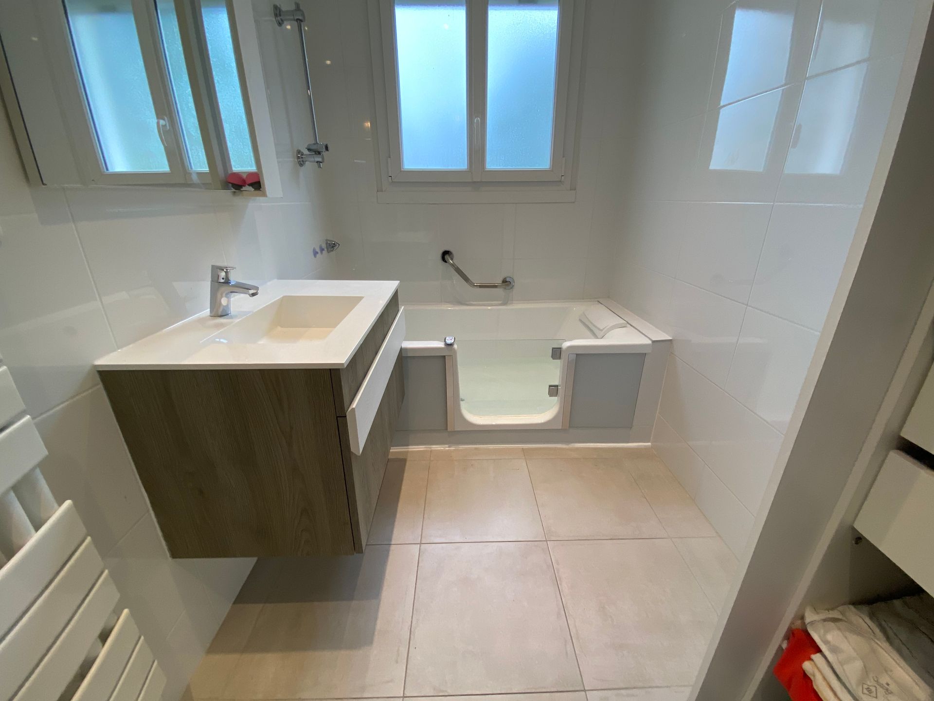 Salle de bains avec baignoire PMR