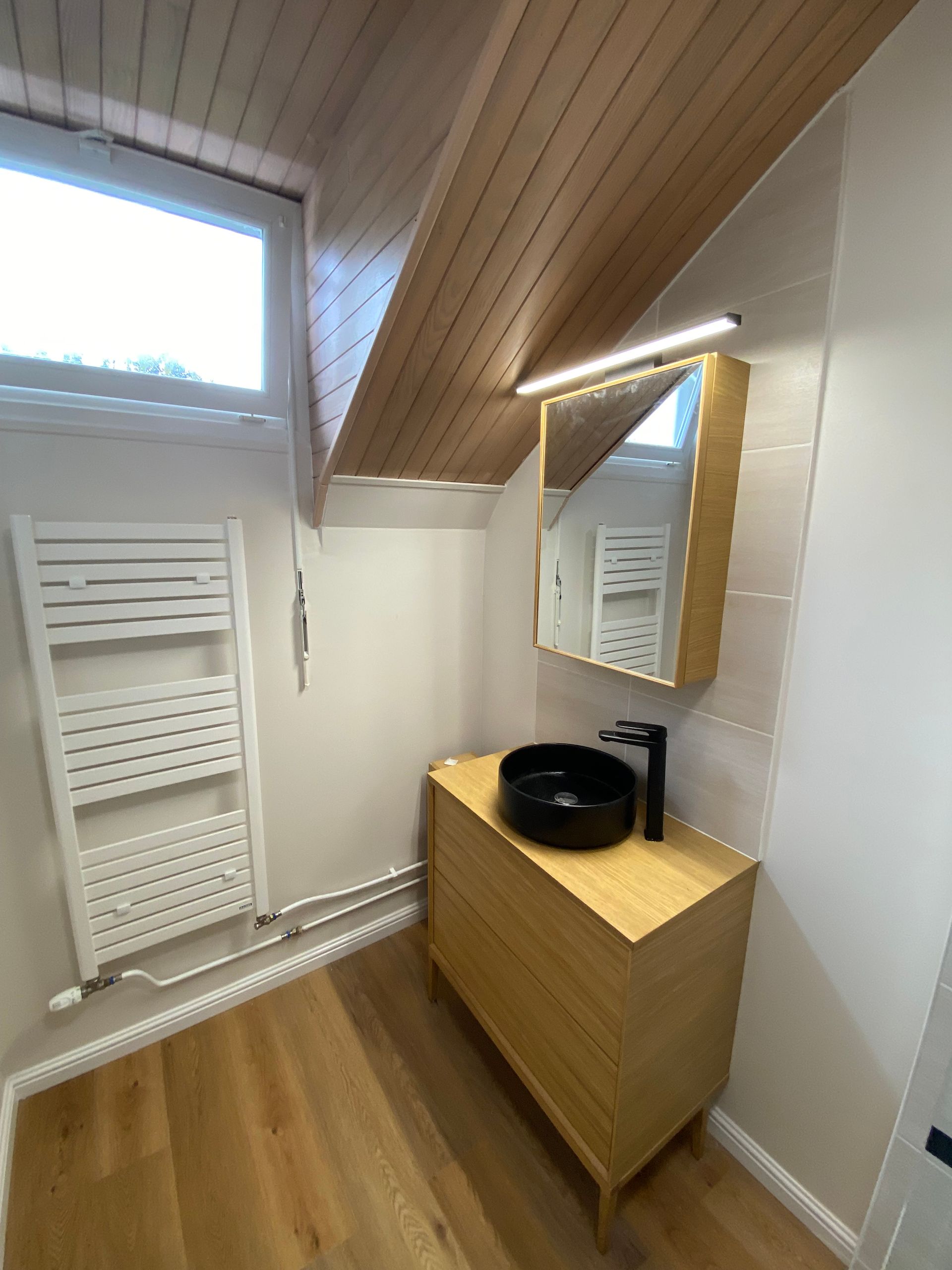 Meuble vasque et radiateur sèche-serviettes