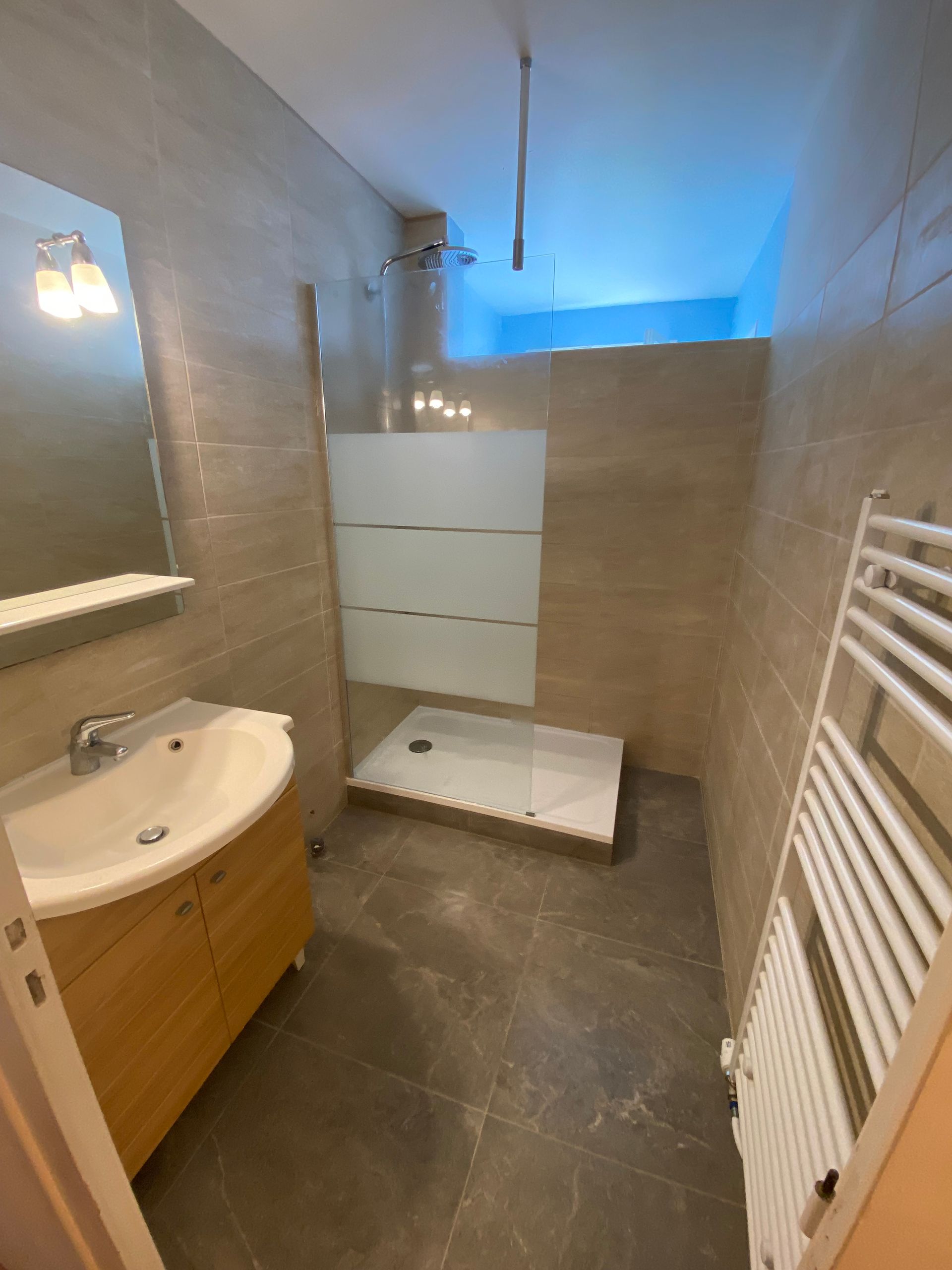 Salle de bains avec douche