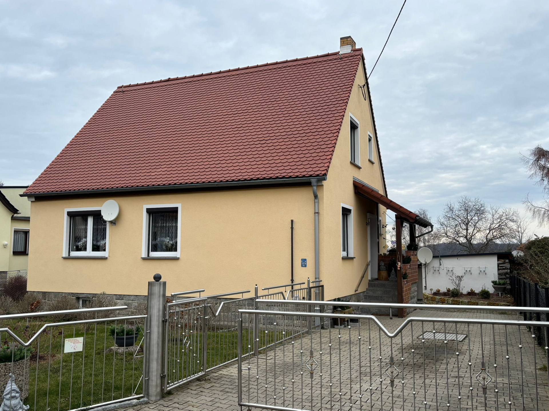 Frei stehendes Haus mit Auffahrt, eingezäunt