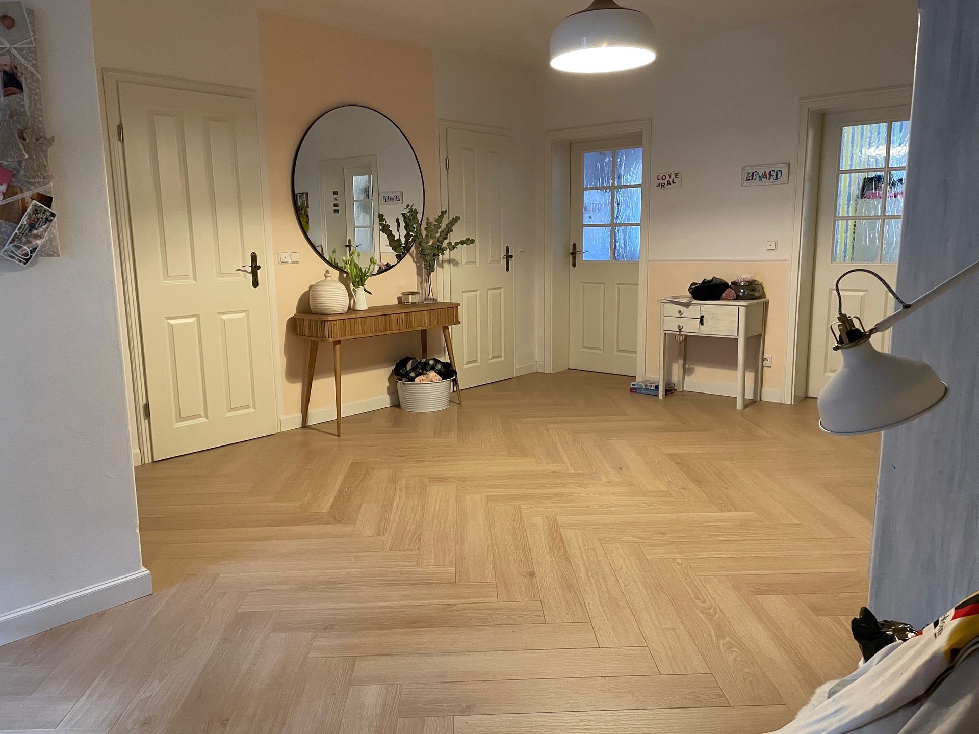 Große Diele mit Fischgrät-Parkett und moderner Altbau-Einrichtung