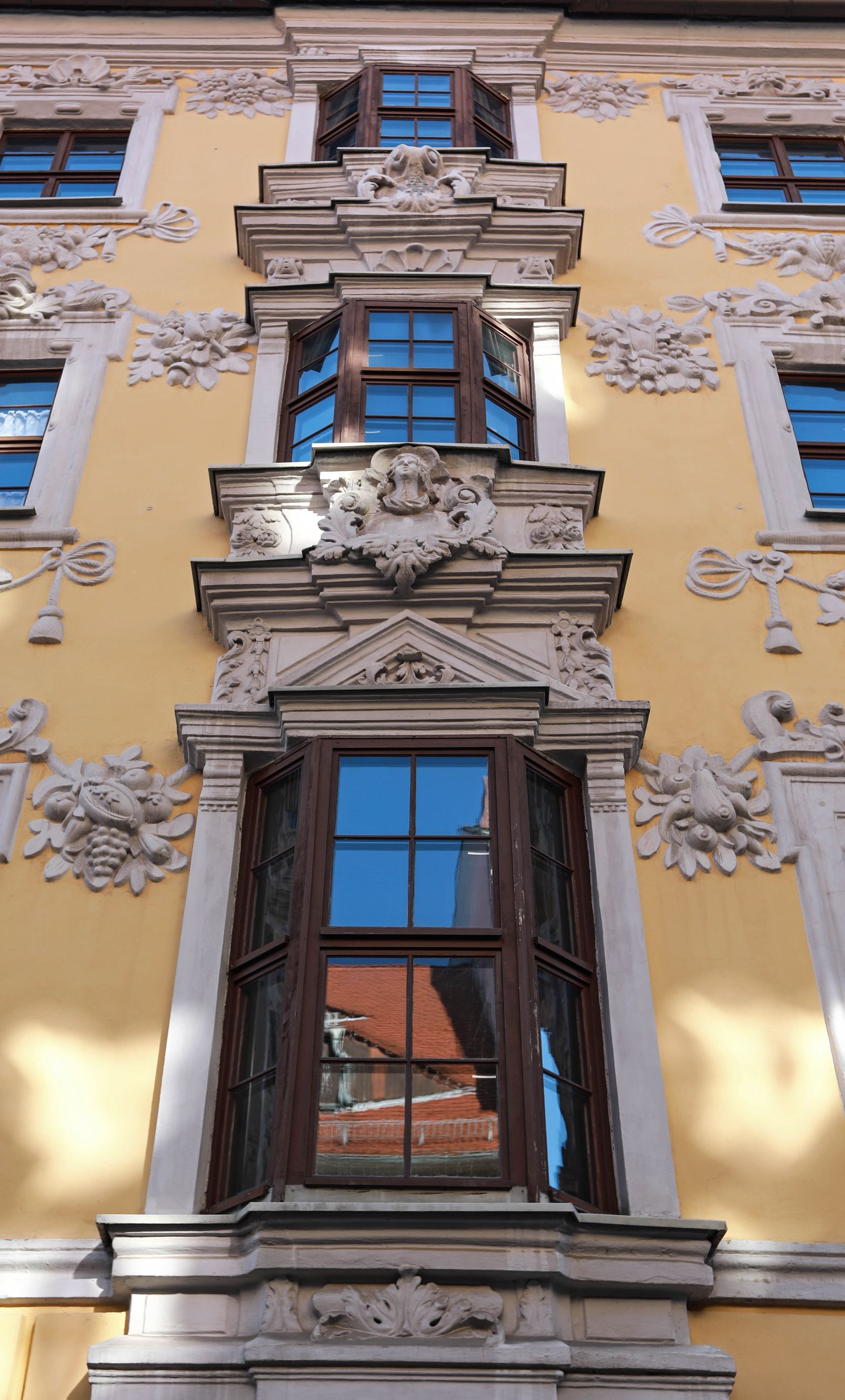 Mit Stuck verzierte Fassade mit vielen Fenstern