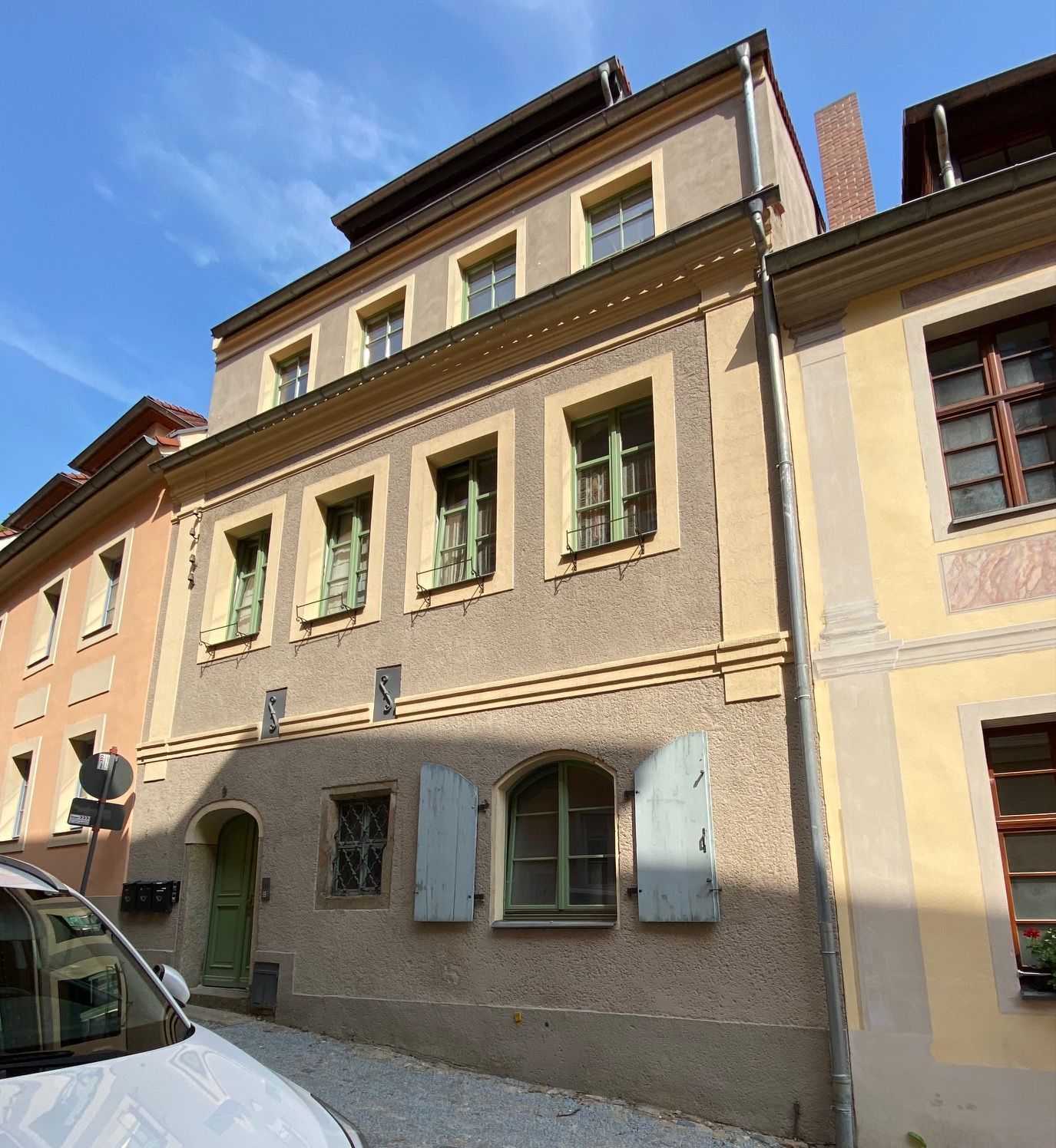 Hausfront älteres Gebäude