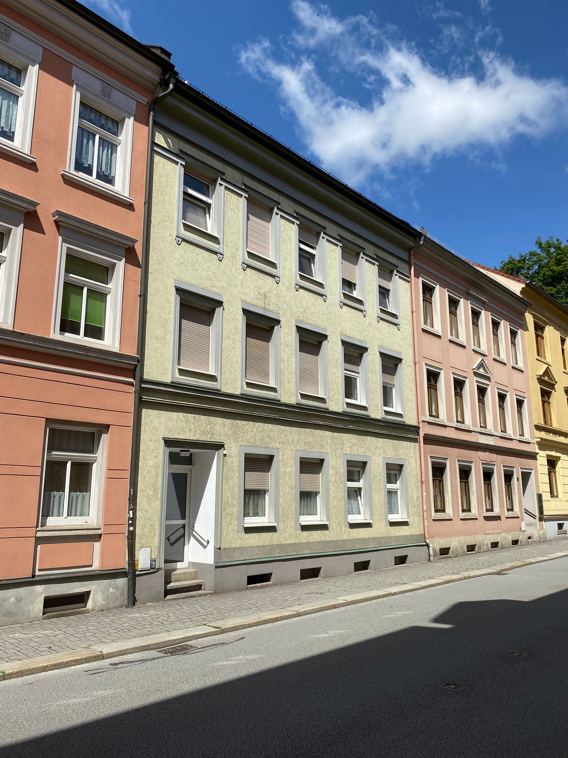 Häuserreihe mit unterschiedlich farbigen Fronten