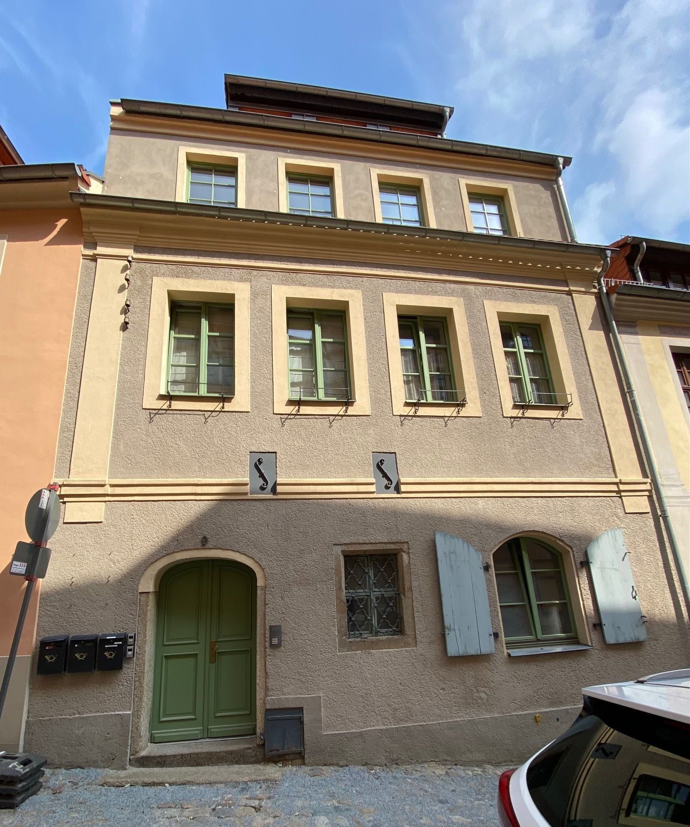 Hausfront älteres Gebäude