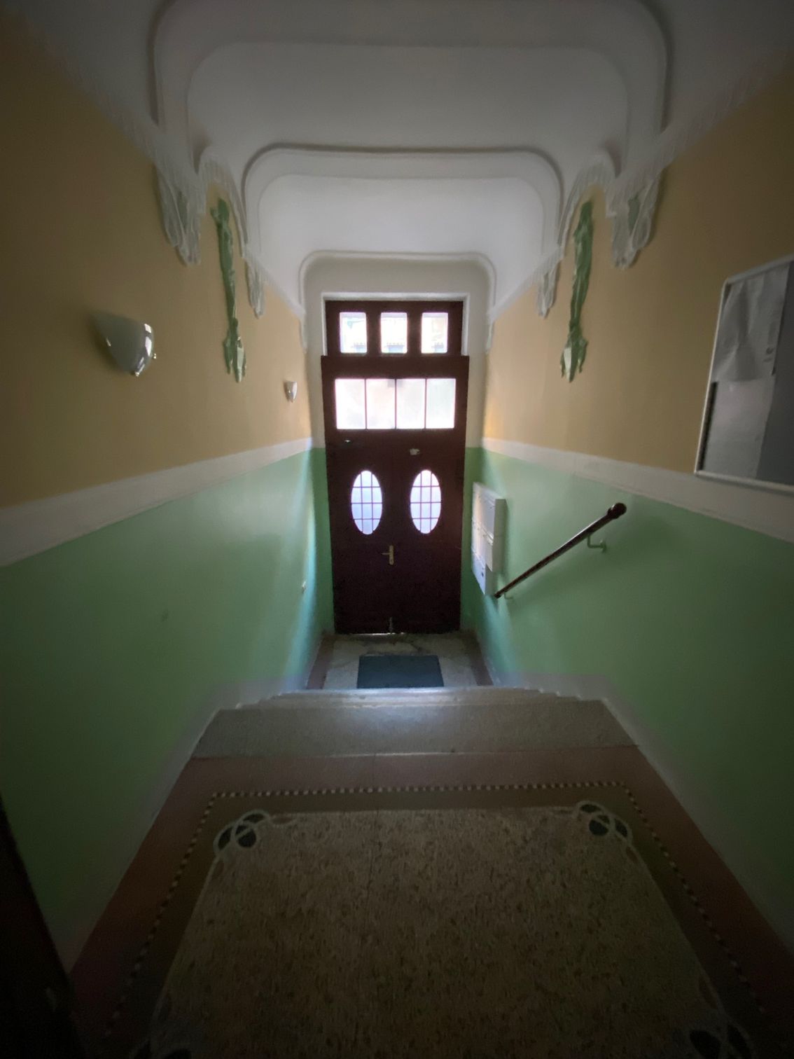 Treppe zum Hauseingang von innen