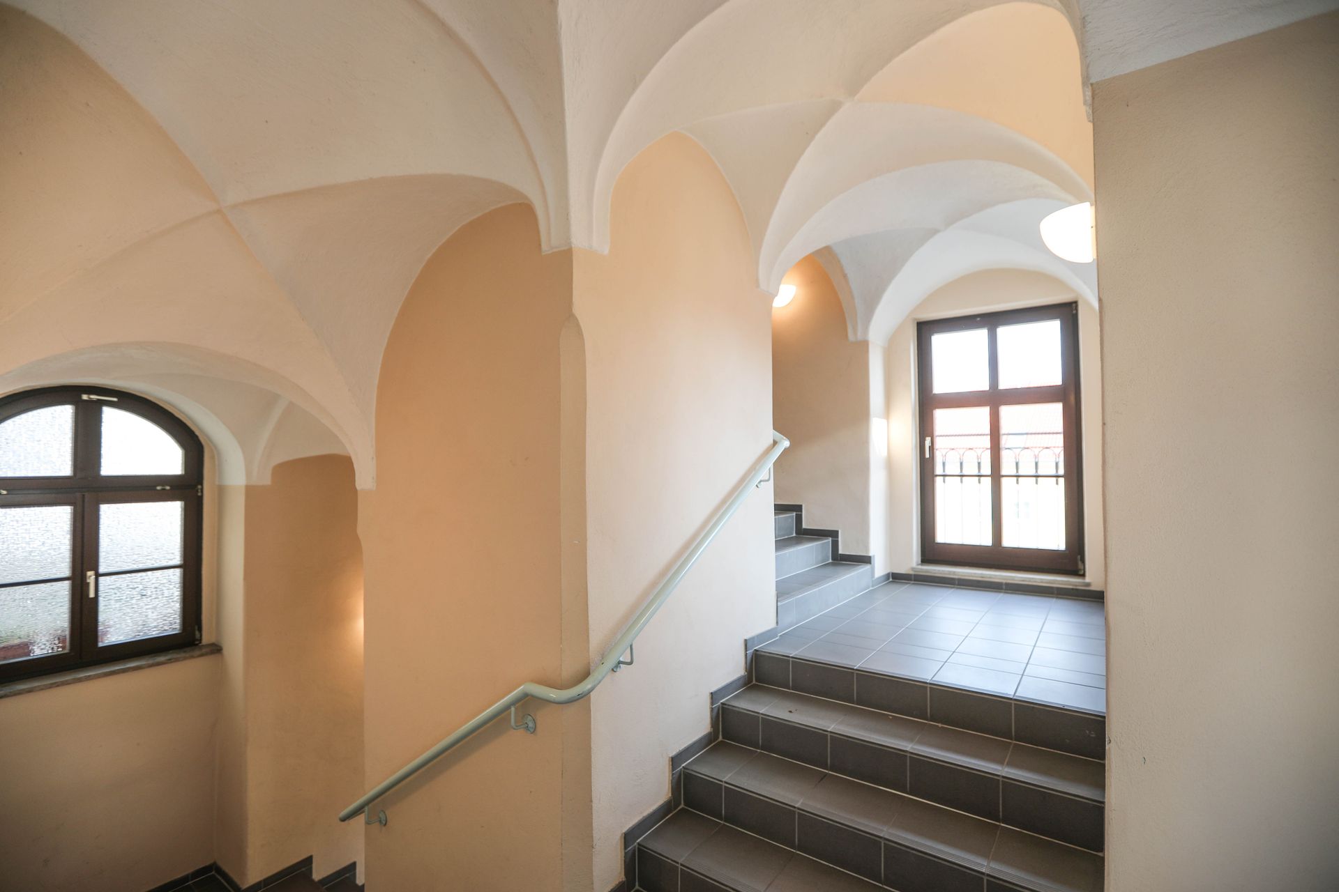 Großes Treppenhaus mit Gewölbe