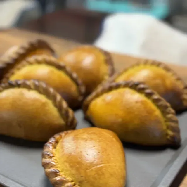 Un montón de pasteles están colocados en una bandeja sobre una mesa.