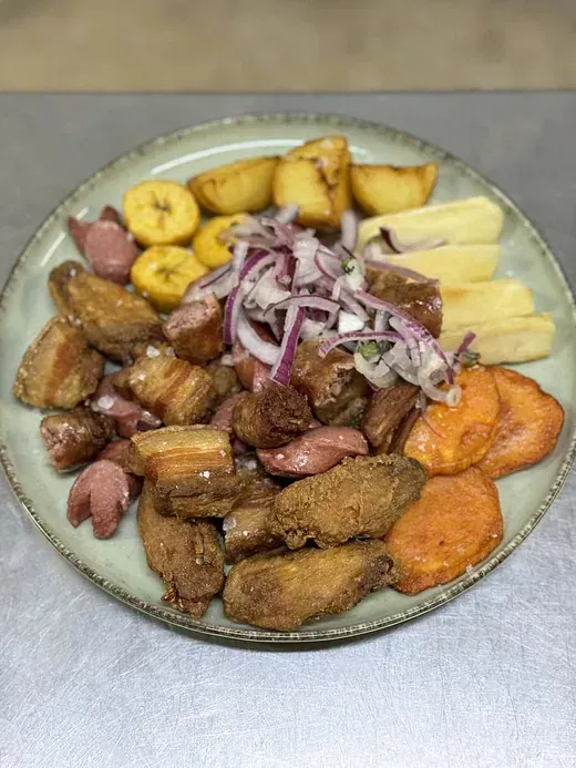 Un plato de comida con carne y verduras en una mesa.