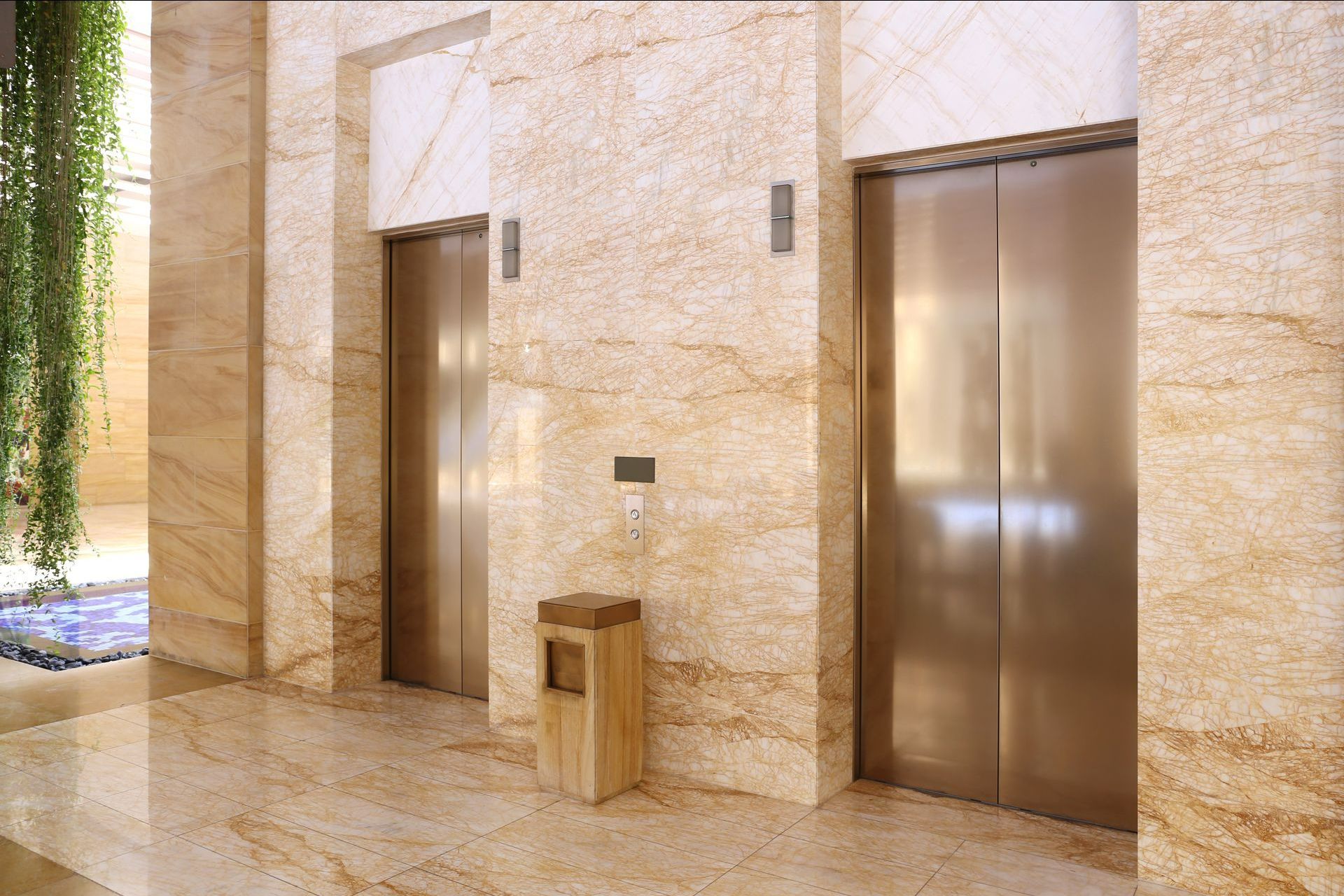 Ascenseur métallique dans mur en marbre