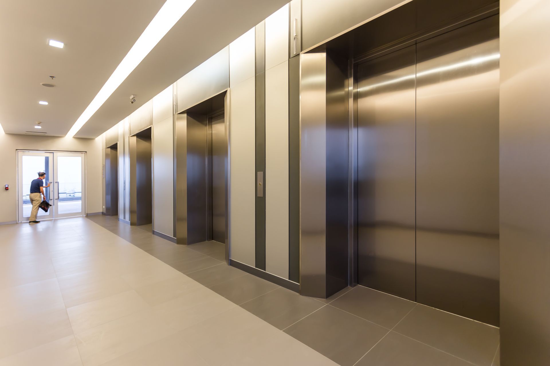 Hall avec ascenseurs