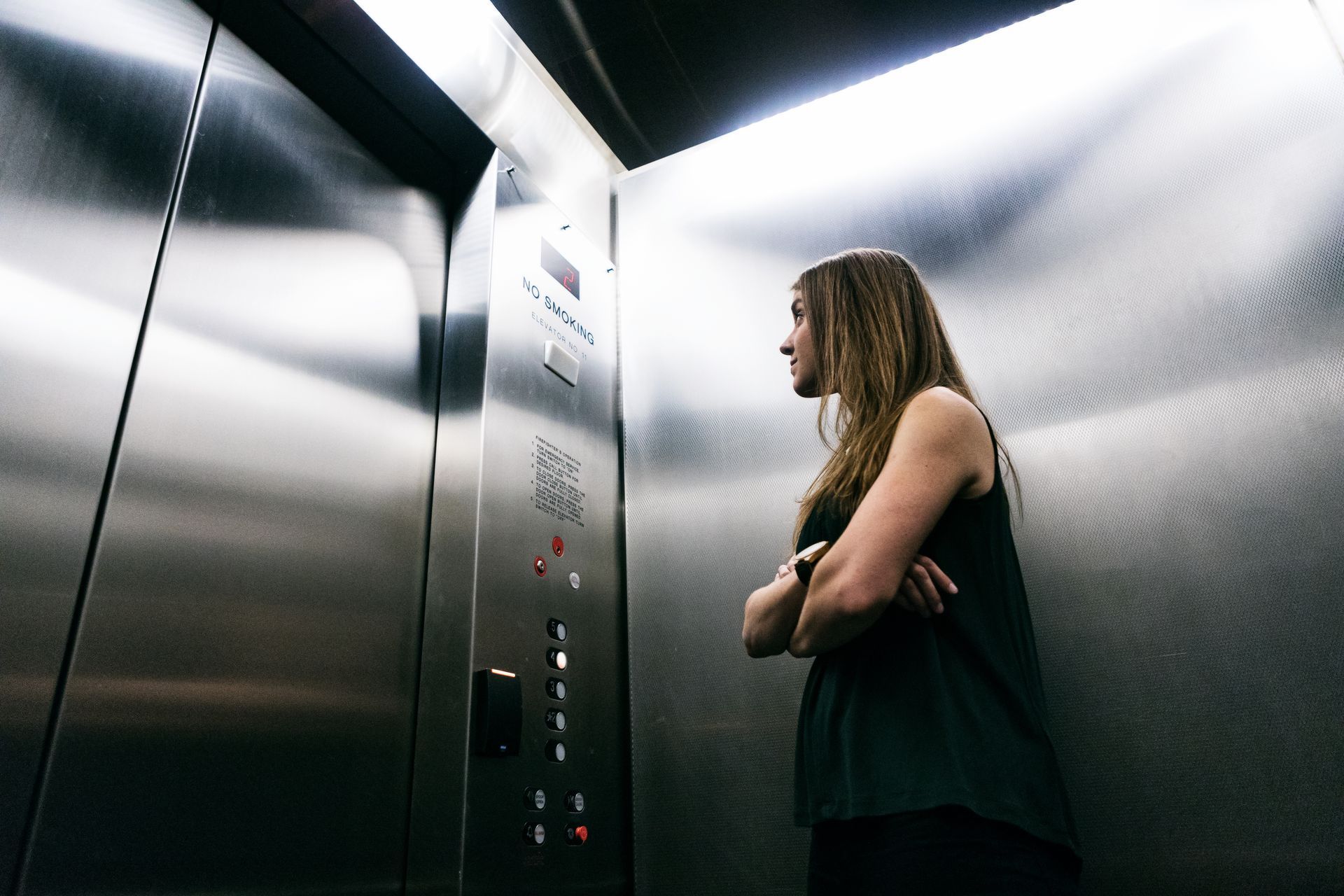 Femme dans un ascenseur
