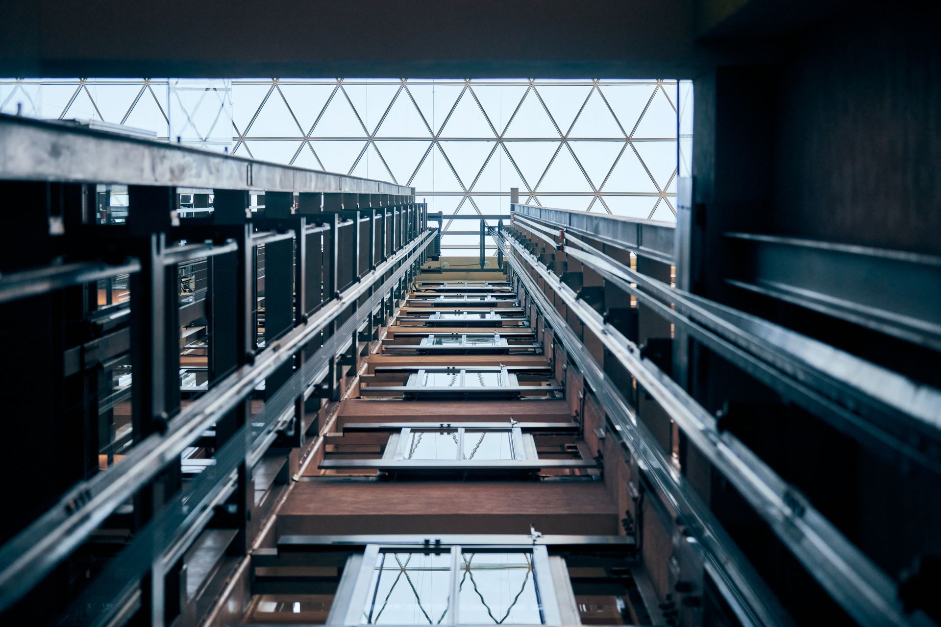 Cage d'ascenseur en métal vue du bas