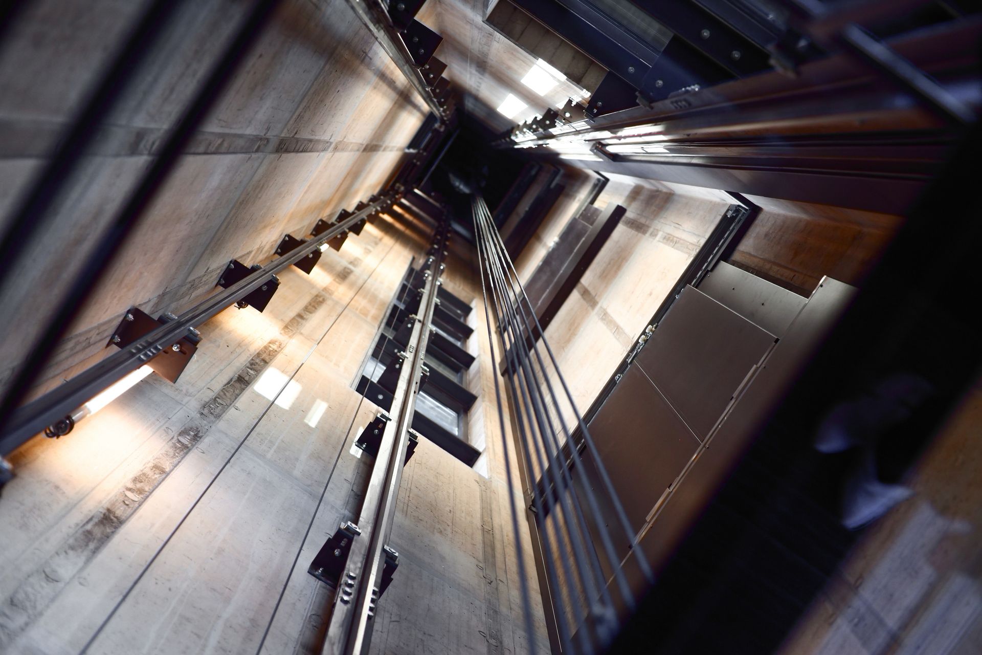 Cage d'ascenseur lumineuse vue du bas