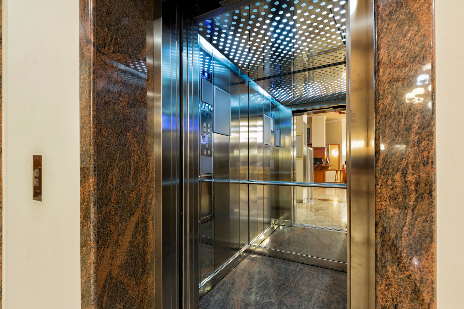 Ascenseur avec détails marbrés