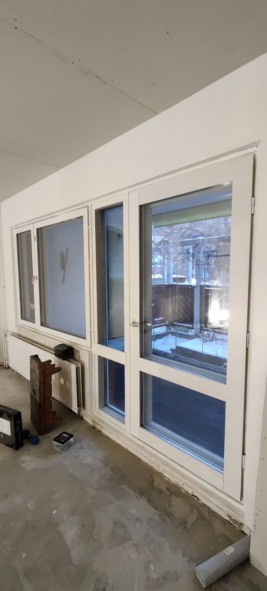 Uudistava huoneistoremontti uudistaa ja maalaa ikkunanpielet