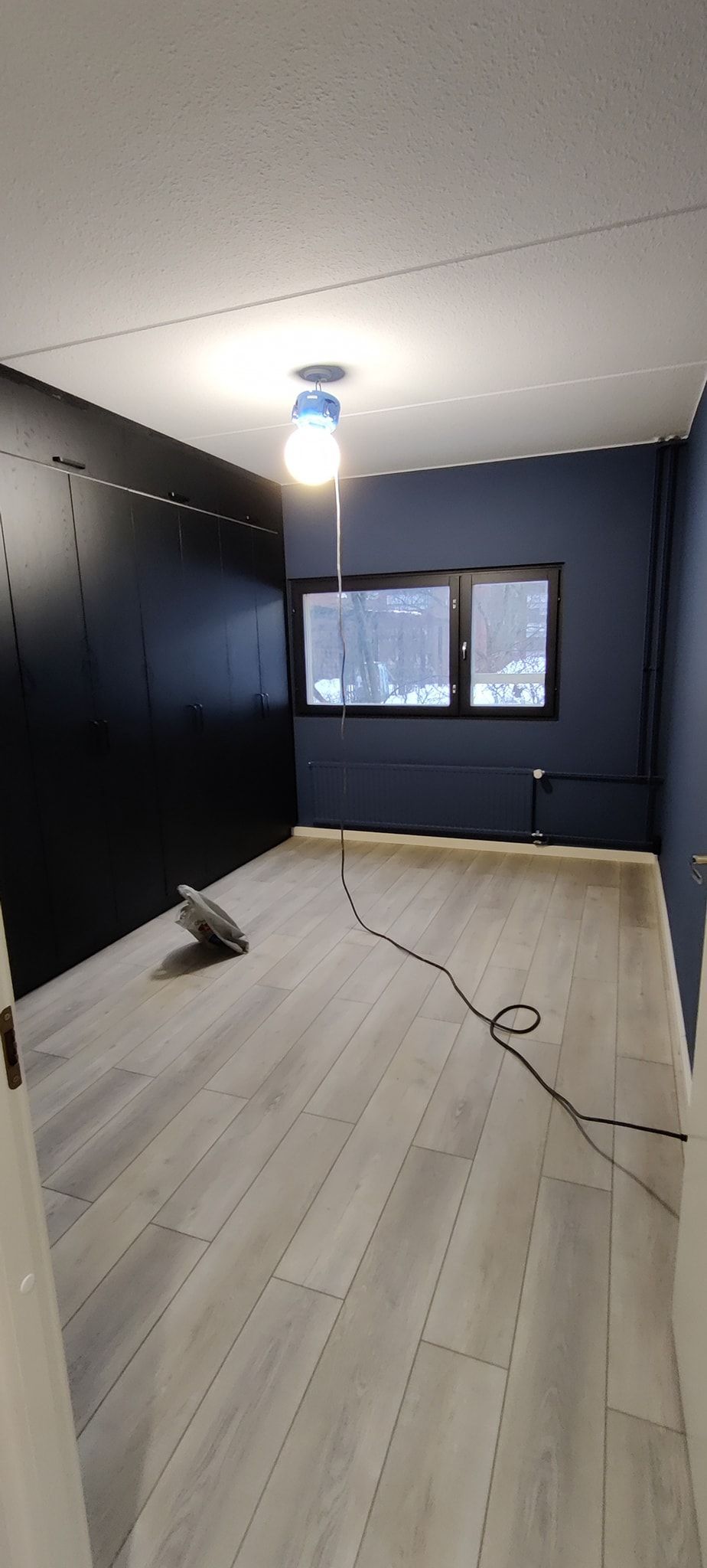 Uudistava huoneiston pintaremontti mustat seinät