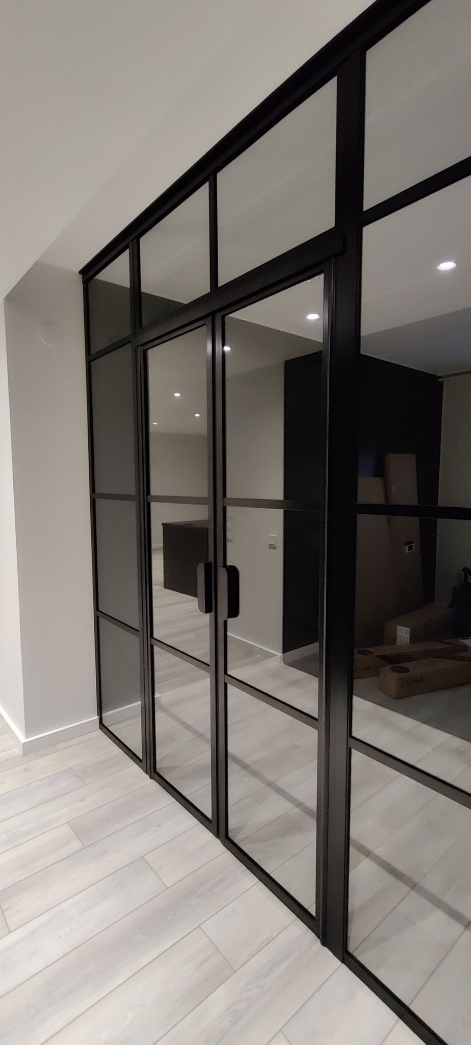 Uudistava huoneistoremontti lasiseinä tilanjakaja