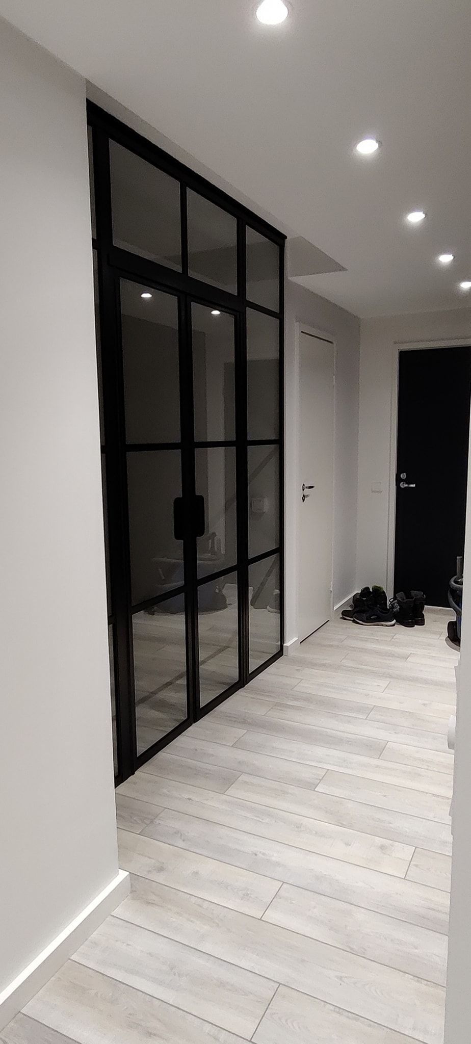 Uudistava huoneistoremontti asentaa lasiseinät ja tilanjakajat huoneeseen