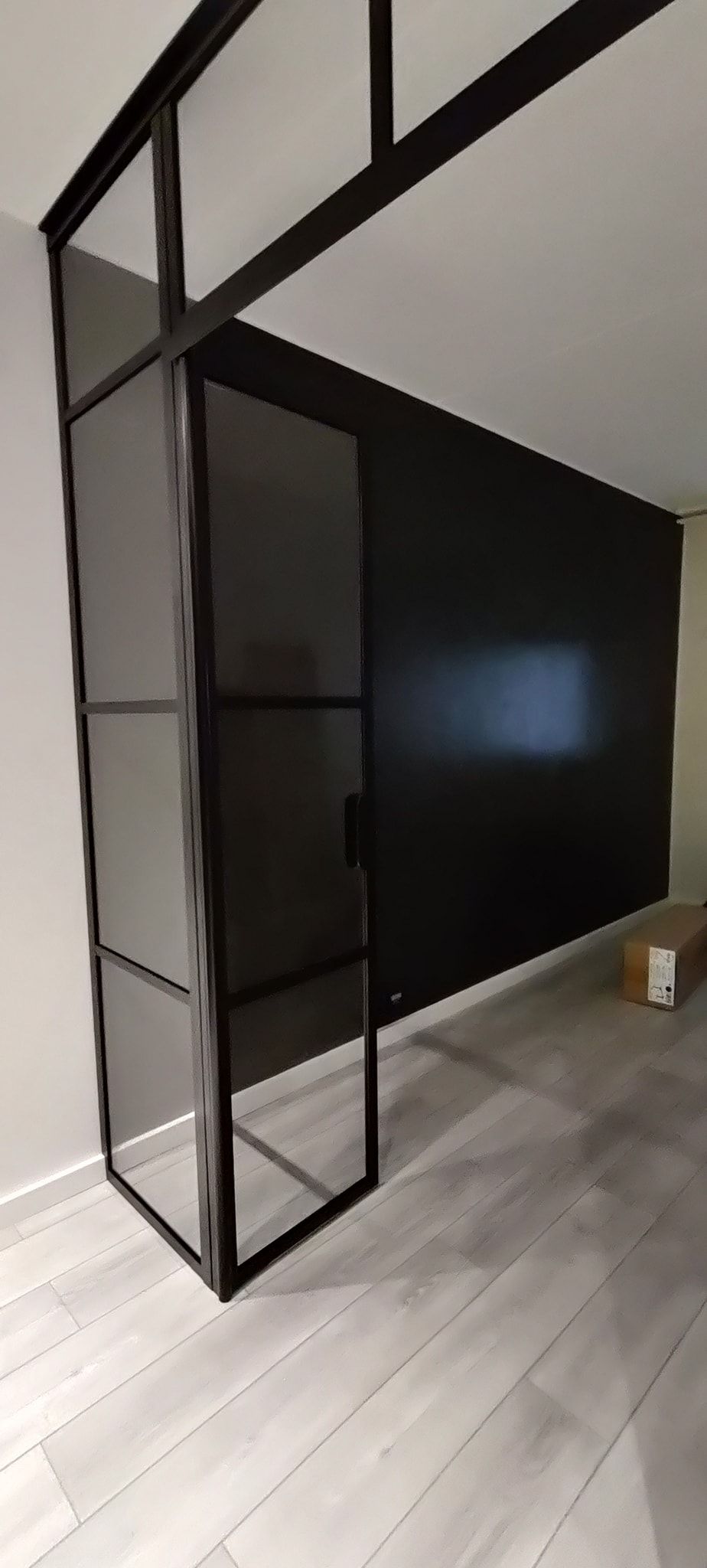 Uudistava huoneistoremontti lasiseinä tilanjakaja huoneeseen