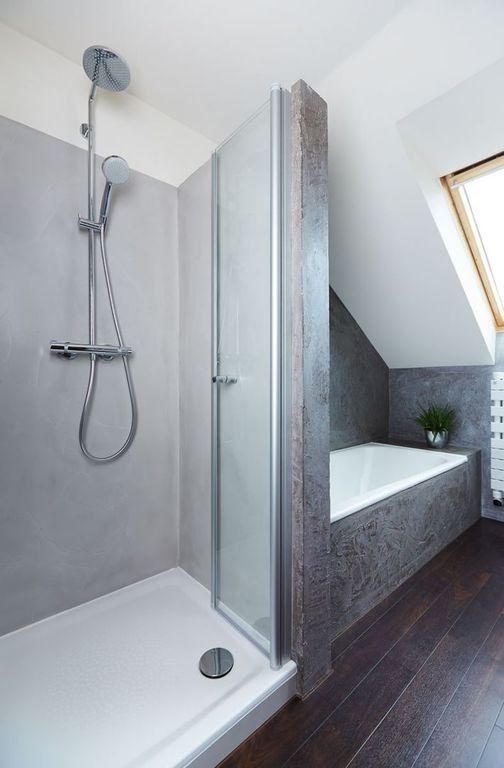 Modernes Badezimmer mit ebenerdiger Dusche, Glasabtrennung, grauen Fliesen und eingebauter Badewanne am Fenster