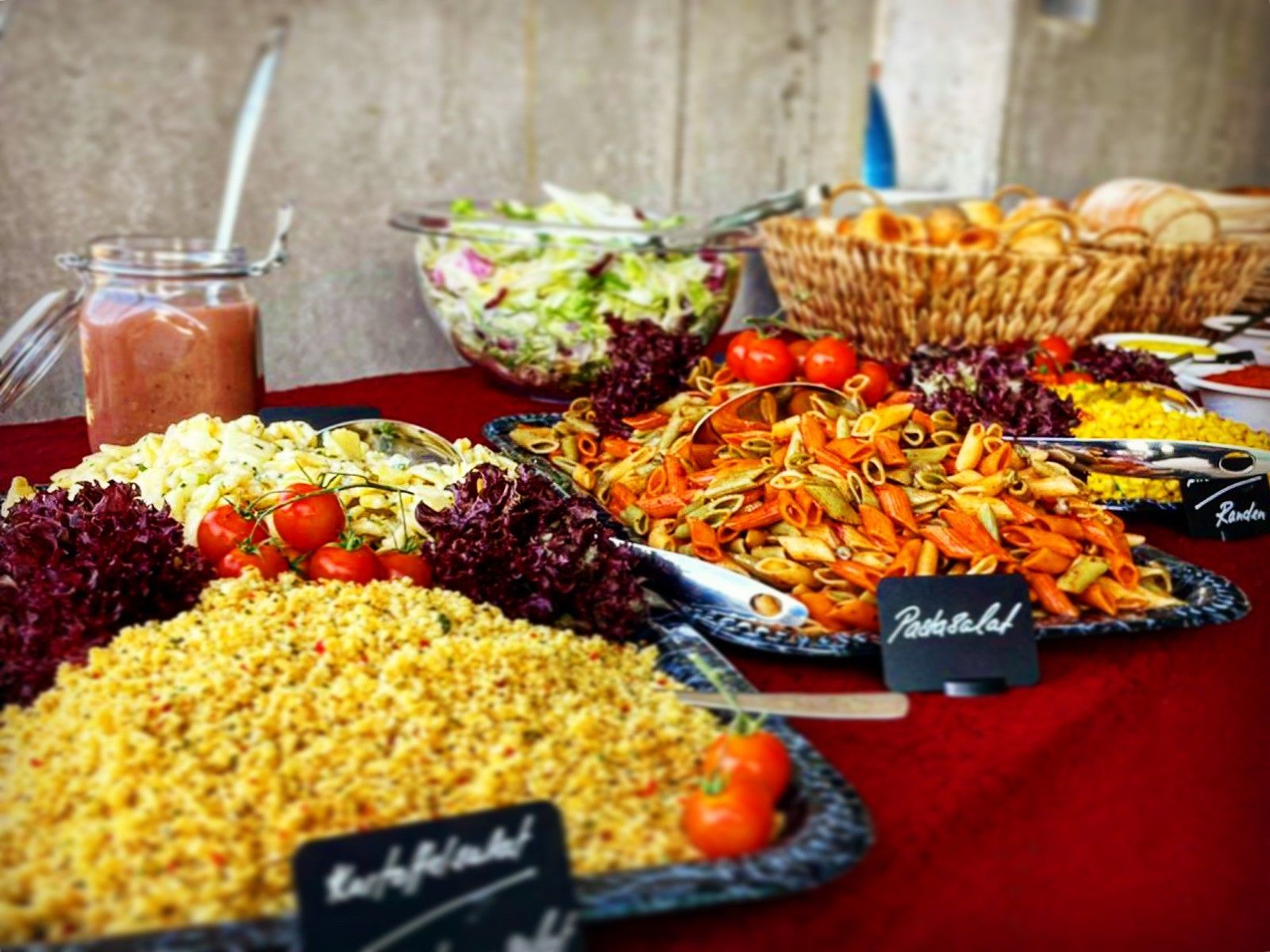 Lammkoteletts mit Kräuterkruste, Karotten und Püree in einer dunklen Schüssel.