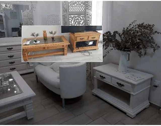 Una sala de estar con un sofá y una mesa de café.