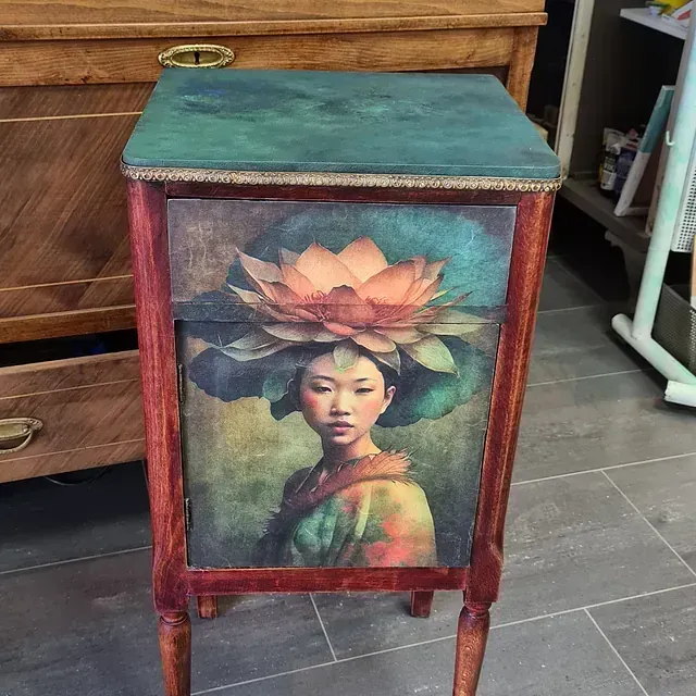 Una pintura de una mujer con una flor en la cabeza.