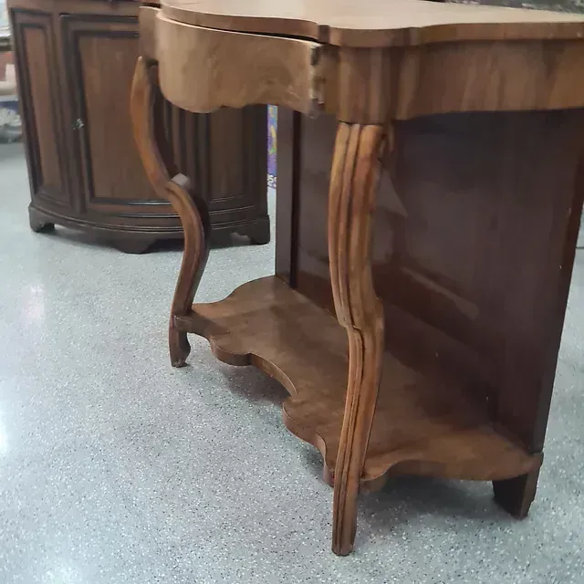 Una mesa de madera con un cajón y un estante debajo.