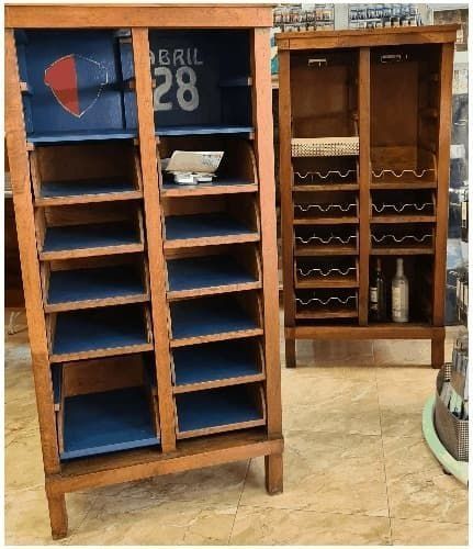 Un armario de madera con el número 28.