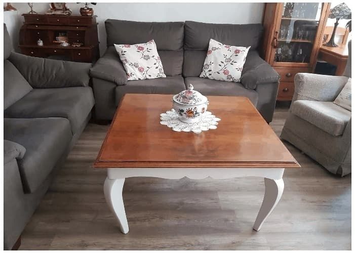 Una sala de estar con dos sofás y una mesa de café.