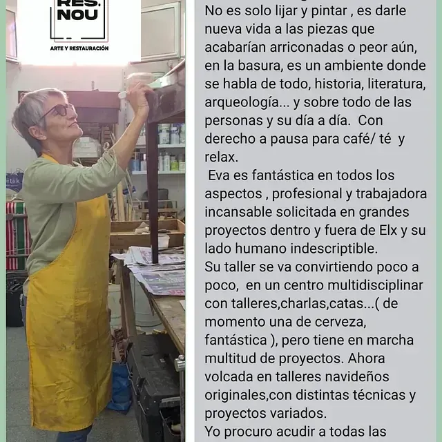 Una mujer con un delantal amarillo está parada en una habitación.