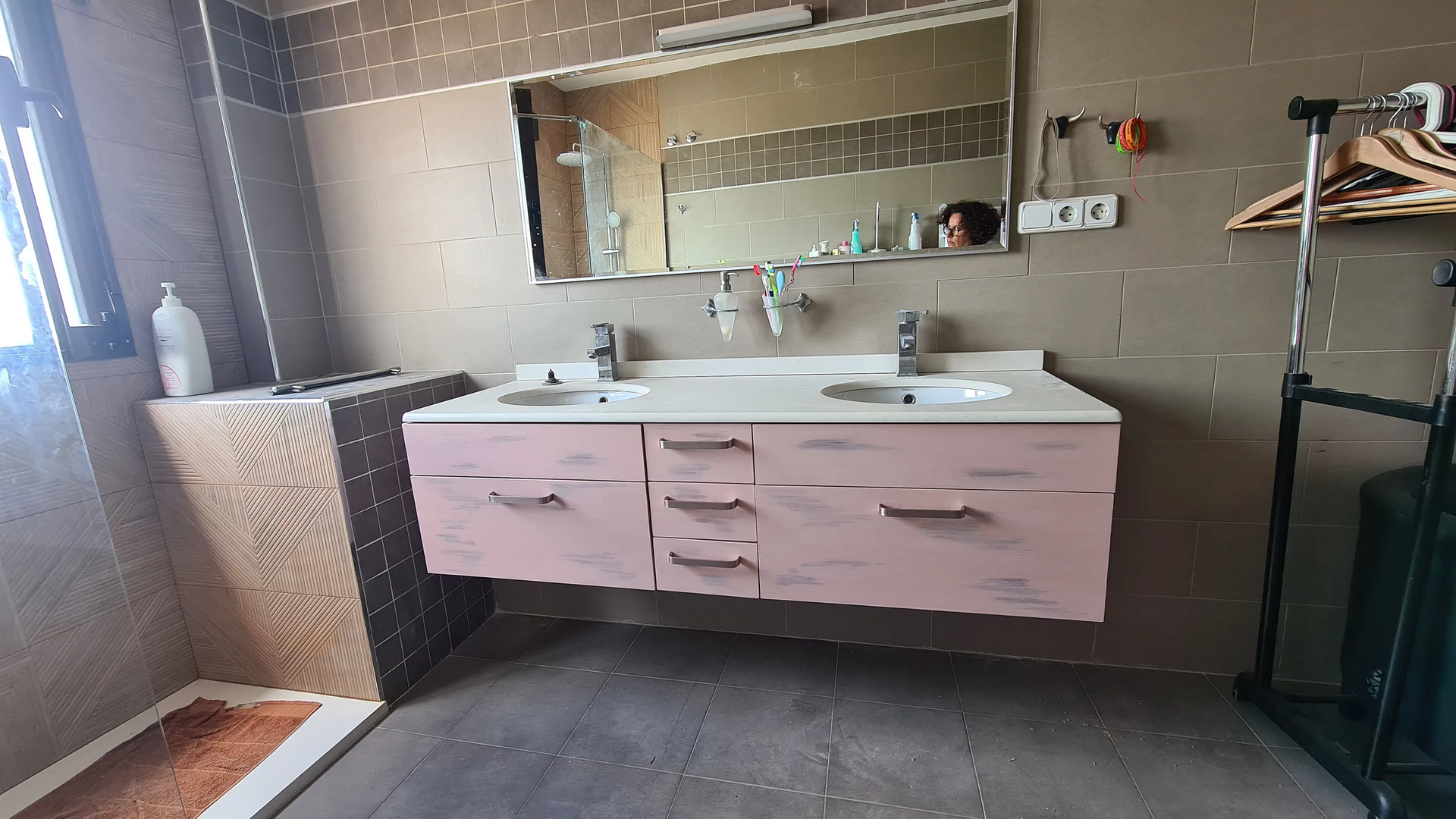 Un baño con dos lavabos y un espejo.