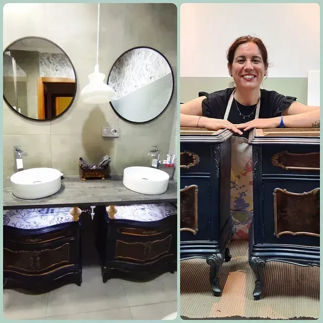 Una mujer sonríe en un baño con dos lavabos.