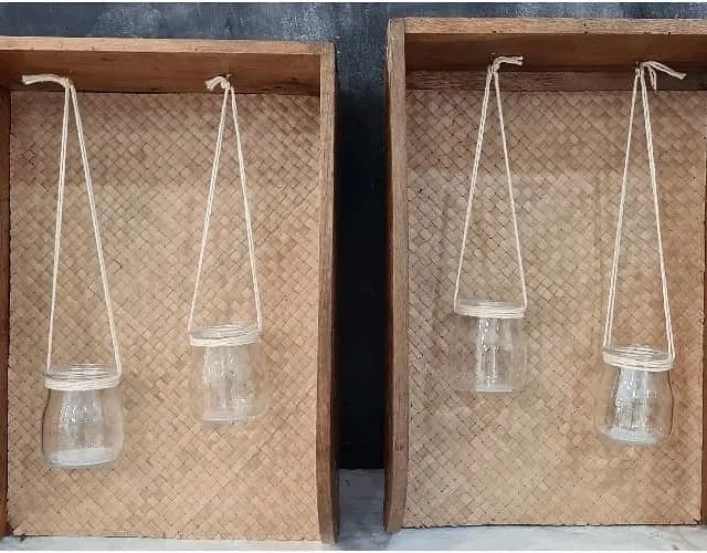 Dos cajas de madera con frascos de vidrio colgantes en ellas.