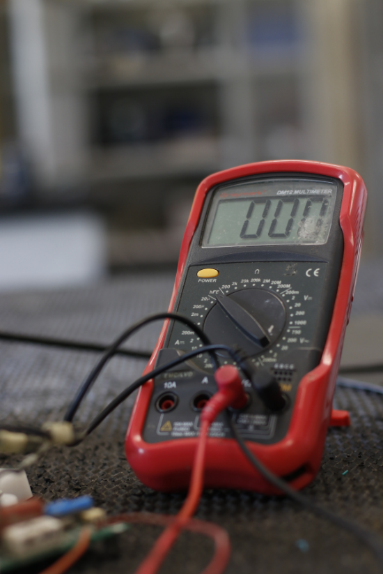 Multimètre rouge affichant