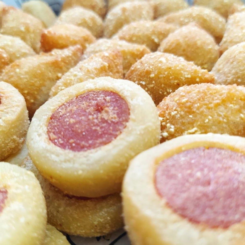 Un primer plano de un montón de comida frita con un centro rosado.