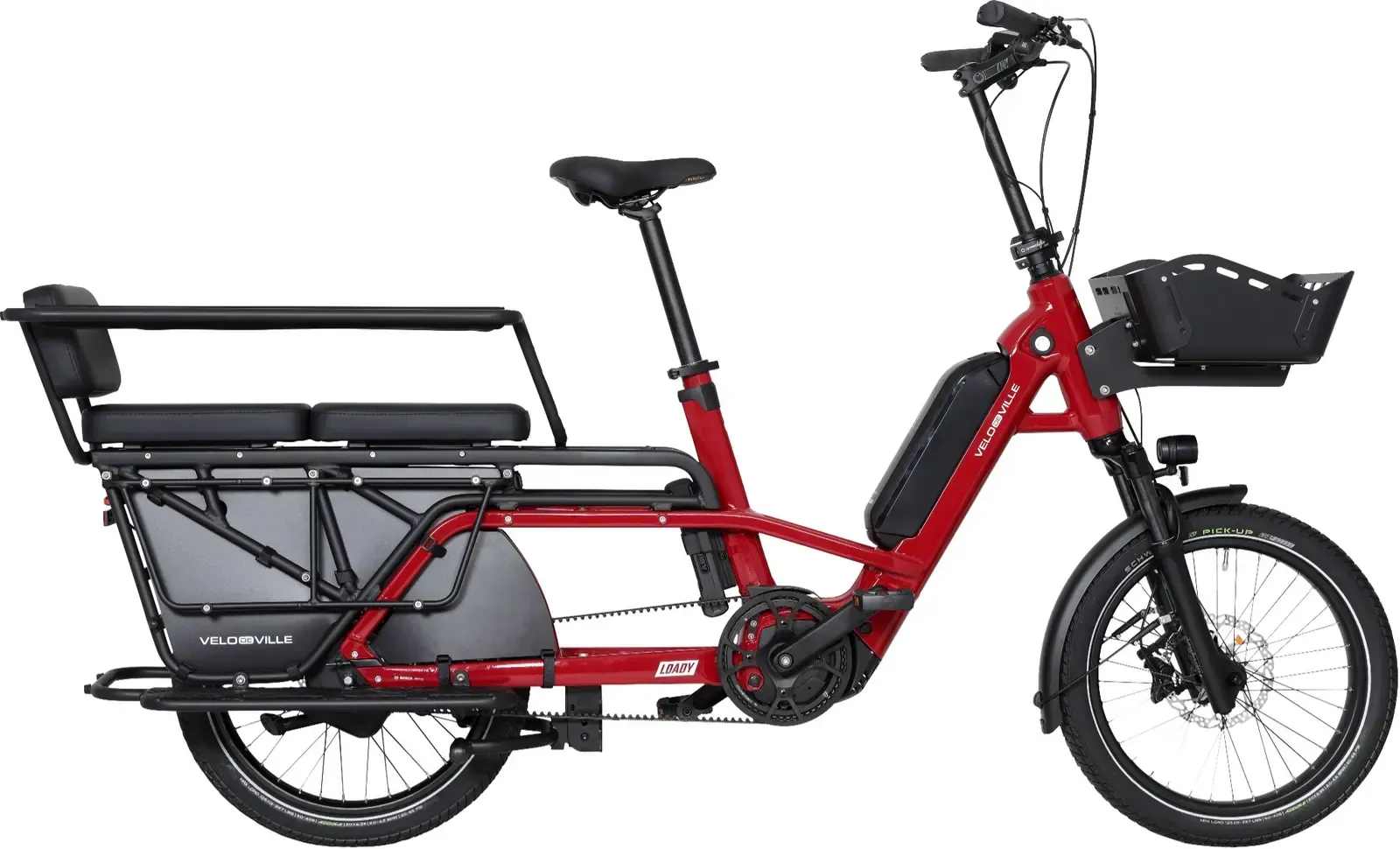 Bicicleta eléctrica de carga roja con asiento trasero tipo banco, cesta delantera y gran portaequipajes trasero sobre fondo blanco.