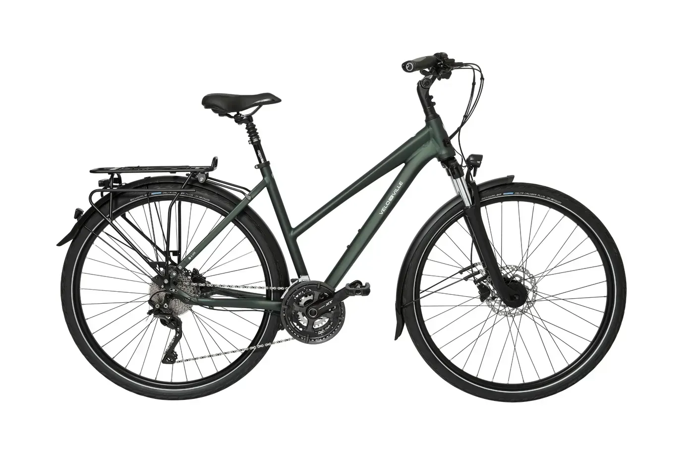 Bicicleta urbana de color verde oscuro con portaequipajes trasero y suspensión delantera sobre un fondo blanco.